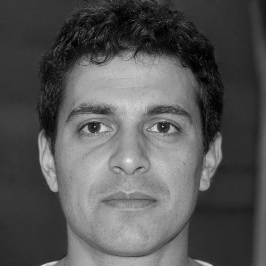 Facilitador experto en finanzas personales durante sesión educativa